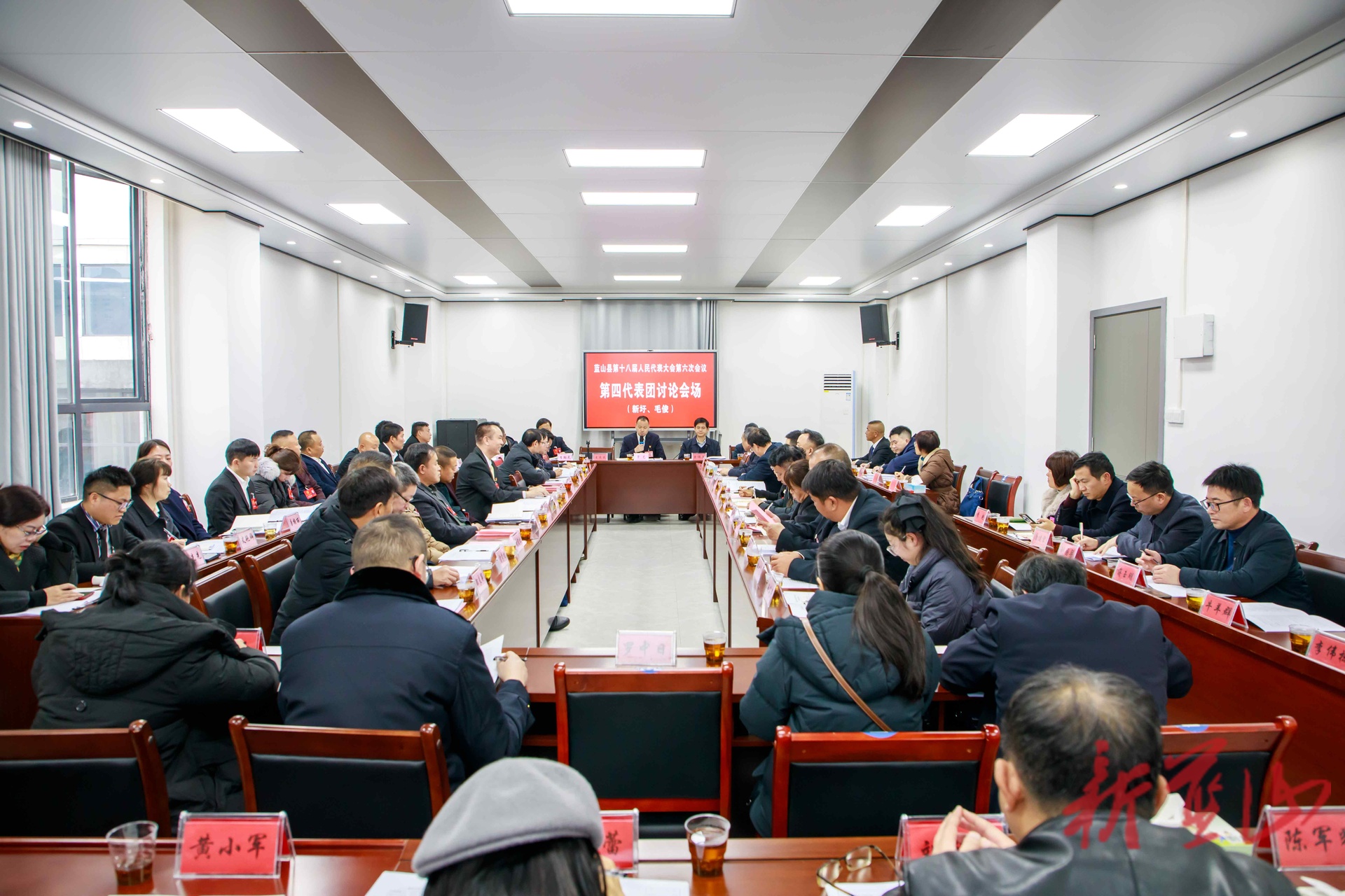 【聚焦两会】蓝山：曾艺到第四、第五、第六代表团参加讨论