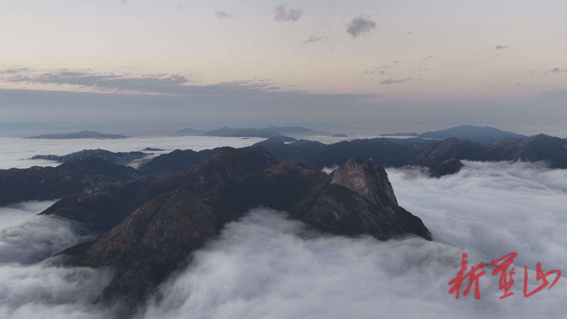 美丽蓝山：晨曦初照云海涌