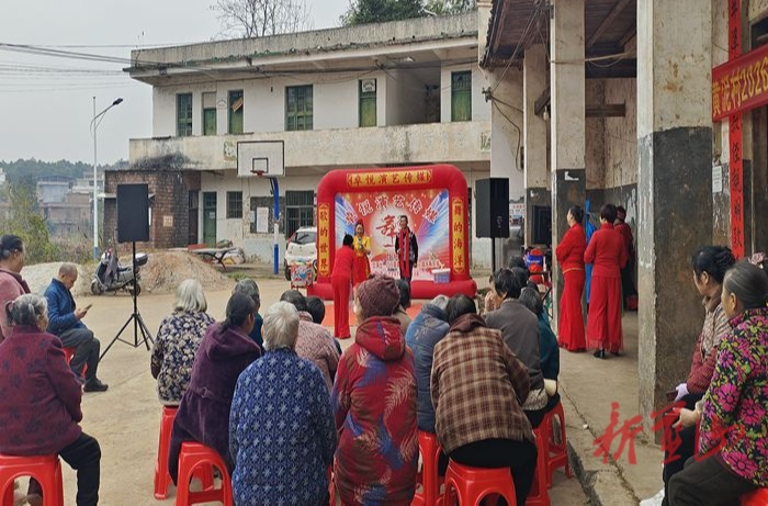 【新春走基层】塔峰镇星潭村黄泥井自然村开展“兴学敬老”活动