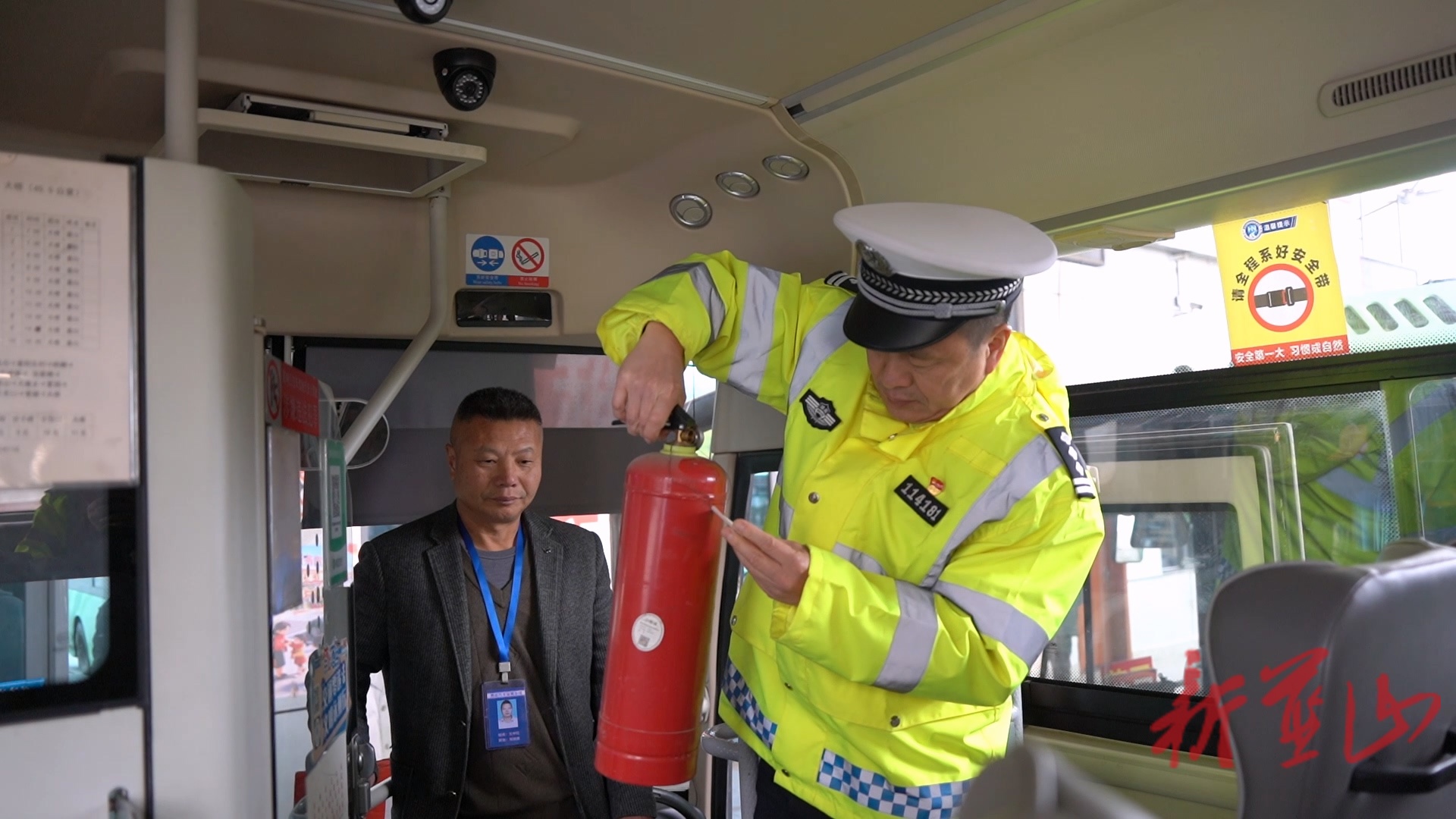 【新春走基层】蓝山县公安局交管大队：春运预热守初心 客站查宣筑防线