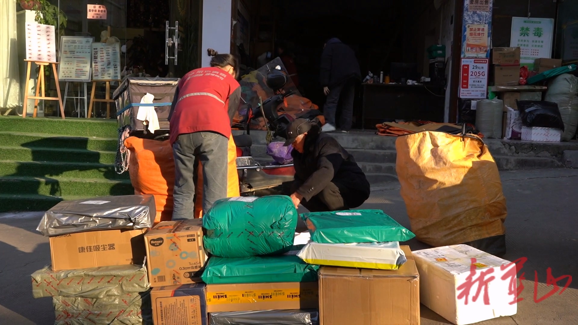 【新春走基层】蓝山：春节快递“不打烊” “小哥”在岗送货忙