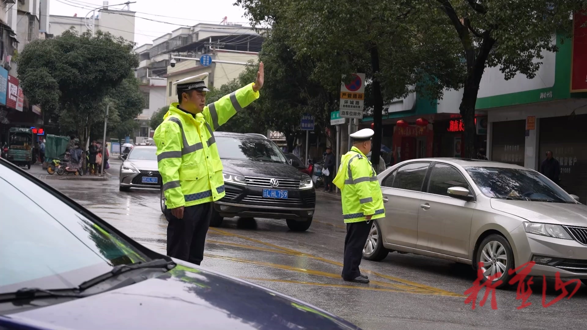 【新春走基层】蓝山县公安局交通管理大队：空地联动强管控  交警在岗护团圆