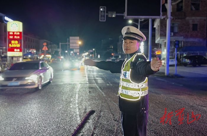 【新春走基层】春运返程迎高峰 蓝山全力保畅通