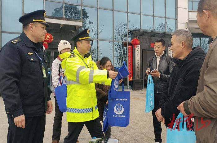 【新春走基层】蓝山县开展“情满旅途 暖冬行动”春运志愿服务活动