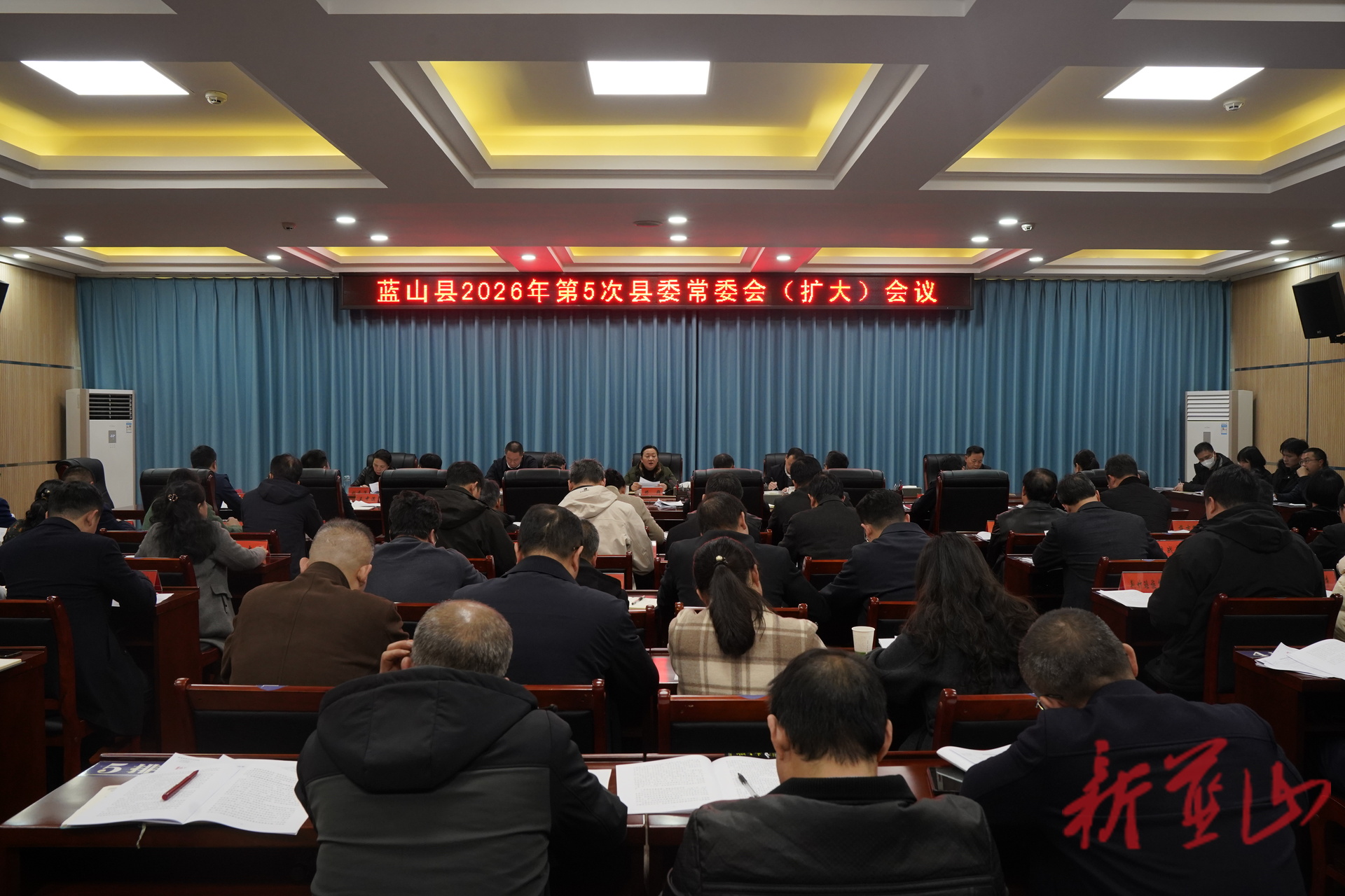 蓝山：邓群主持召开2026年第5次县委常委会（扩大）会议