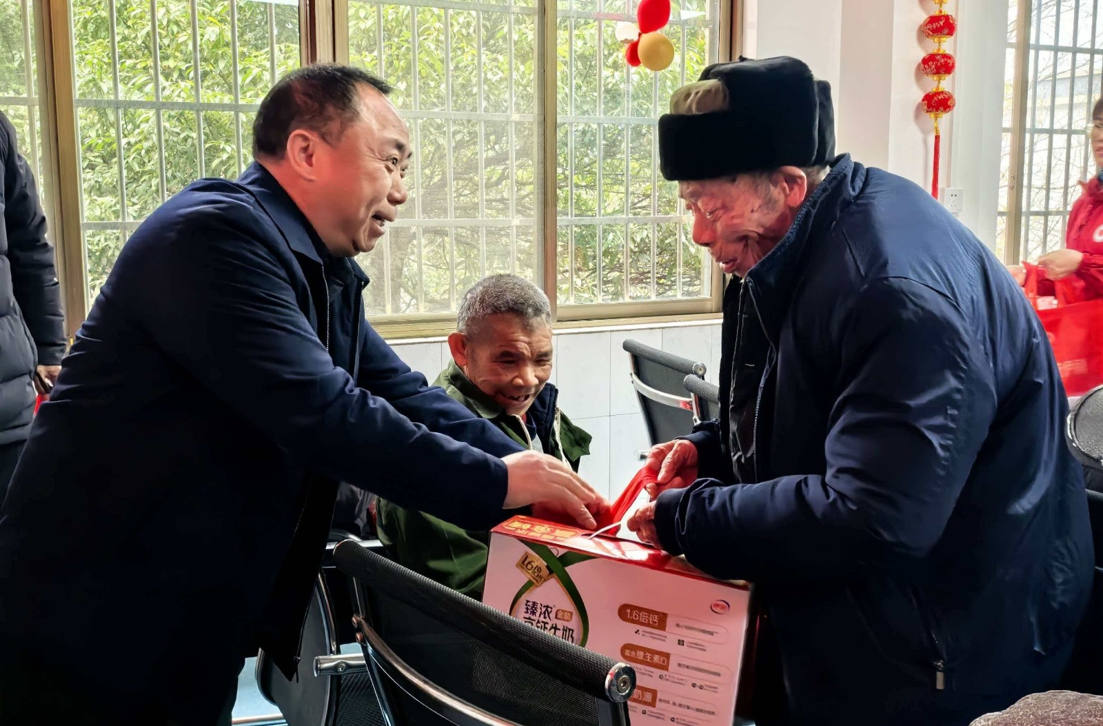 蓝山县政协工商联界委员开展“学雷锋志愿服务·委员在行动”活动