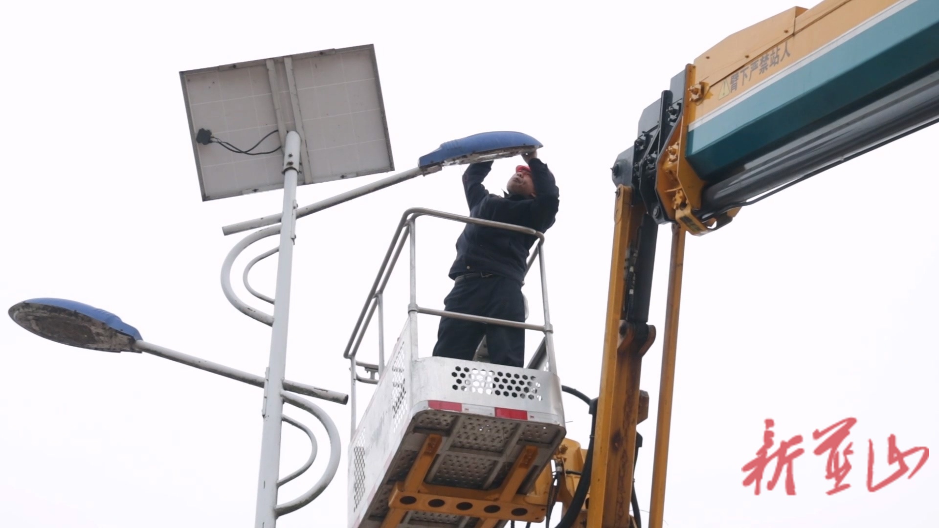 蓝山县路灯维修惠民生  点亮群众“满意灯”