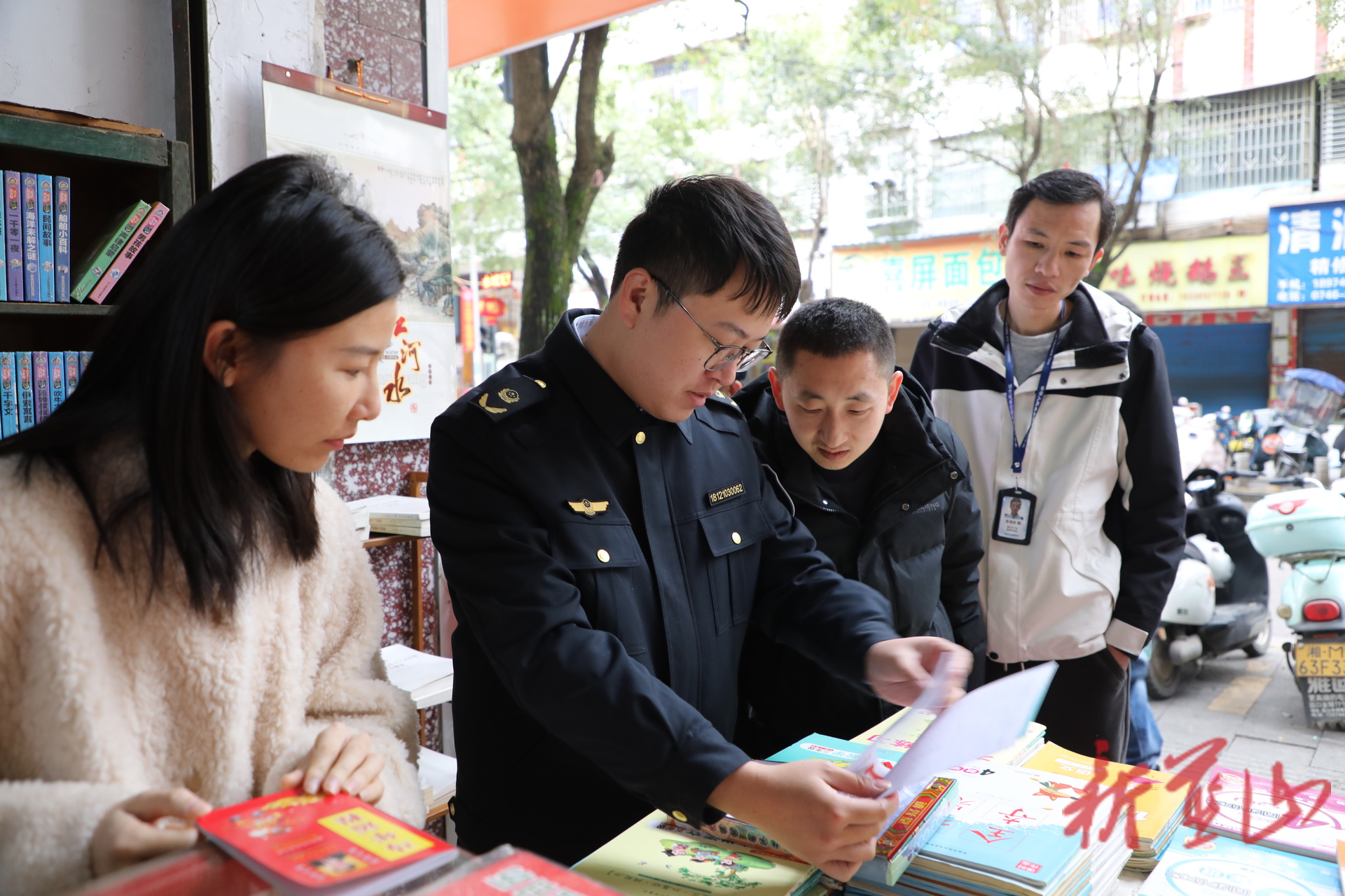 蓝山县联合执法守护校园周边文化环境