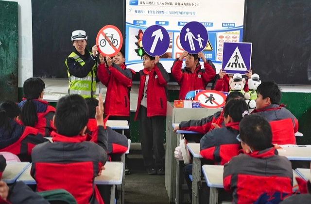蓝山：交通安全“开学第一课”开讲 “警”彩护航平安上学路
