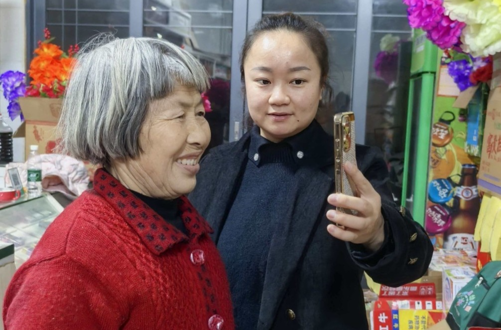楠市镇：干部深夜上门为老人办认证，村民点赞“贴心服务”