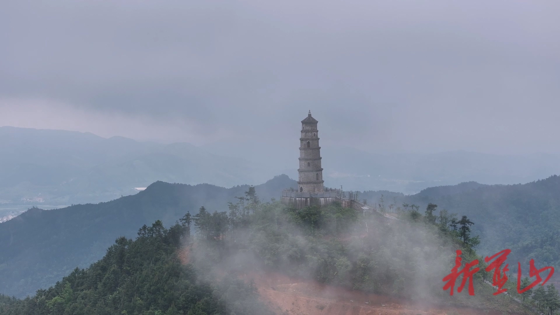 美丽蓝山：云雾锁古塔 仙境润山城