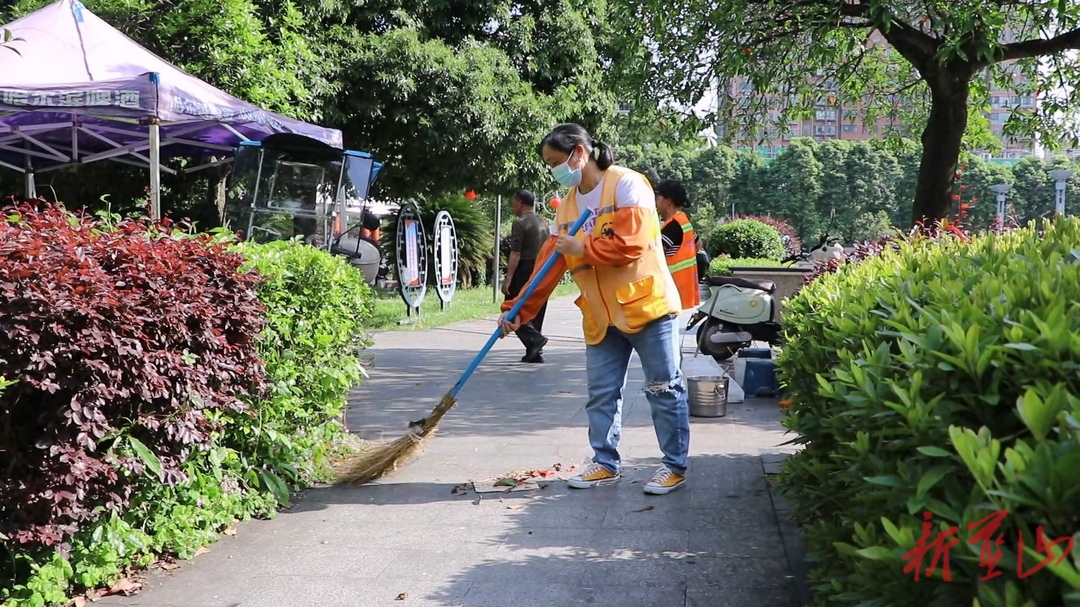 蓝山县环卫园林中心：五一在岗守初心  橙衣为城焕新颜