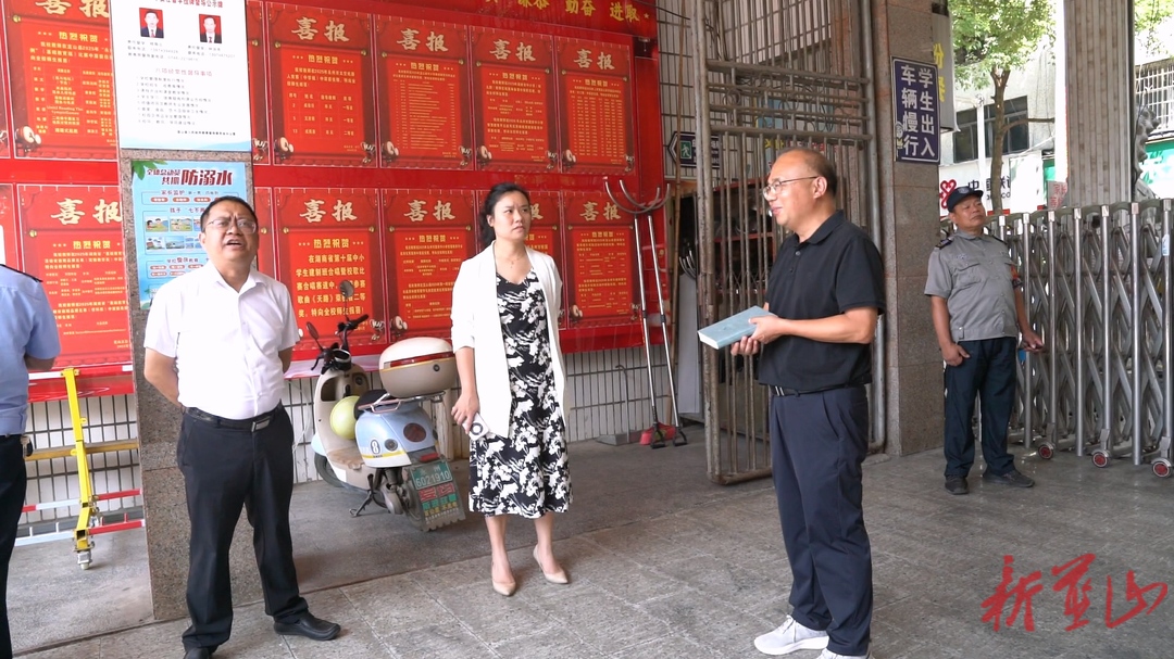 蓝山：唐璨检查指导“三考”期间校园周边环境整治工作