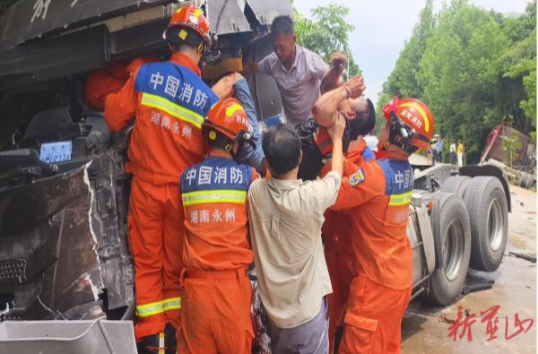 两车相撞司机被困 蓝山消防紧急破拆救援