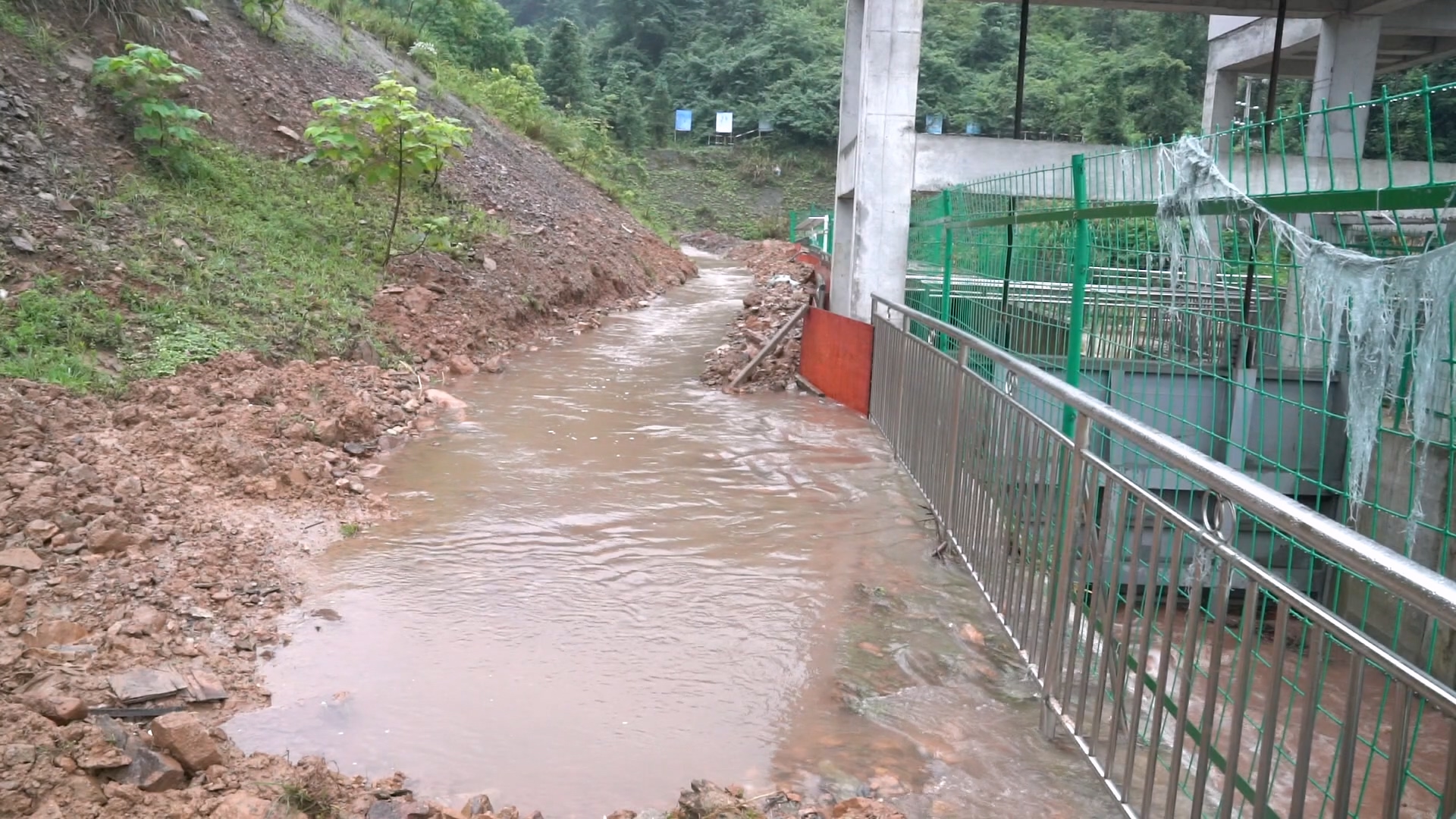 蓝山县自来水公司：强降雨引发水源浊度暴涨 供水人员连夜奋战守护供水“生命线”