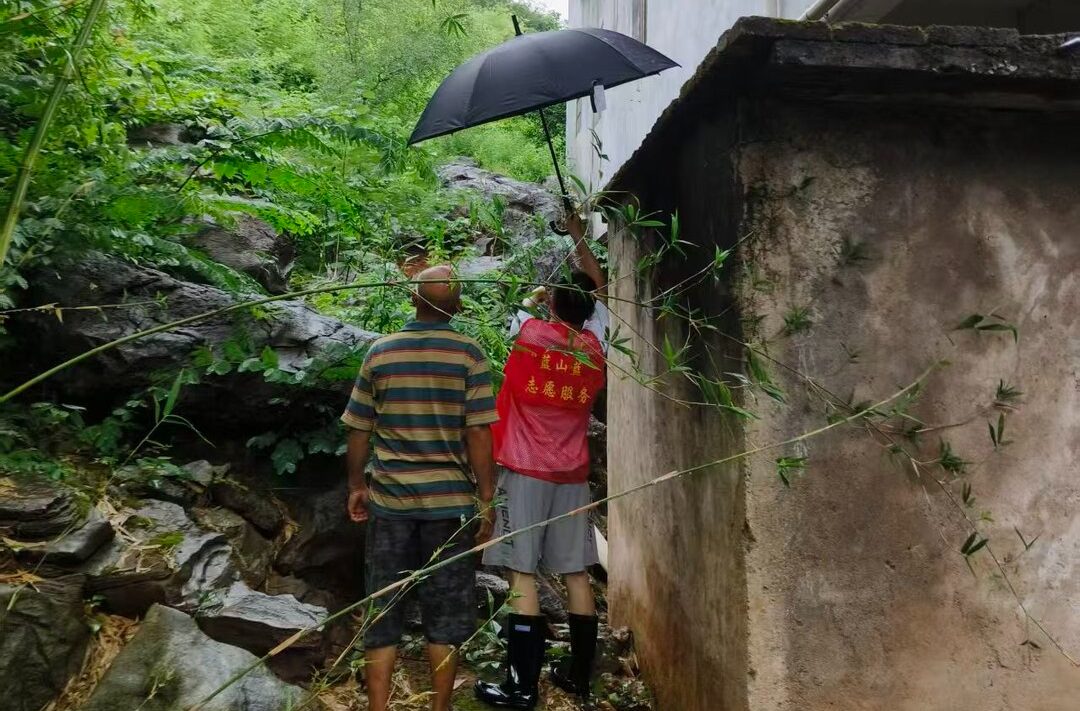 太平圩镇：闻“汛”而动防风险 靠前排查护民安