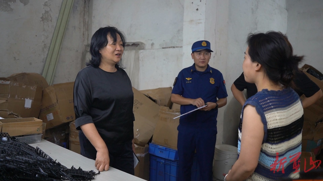 蓝山：邓群到第一责任区督导检查安全生产和市容环境工作