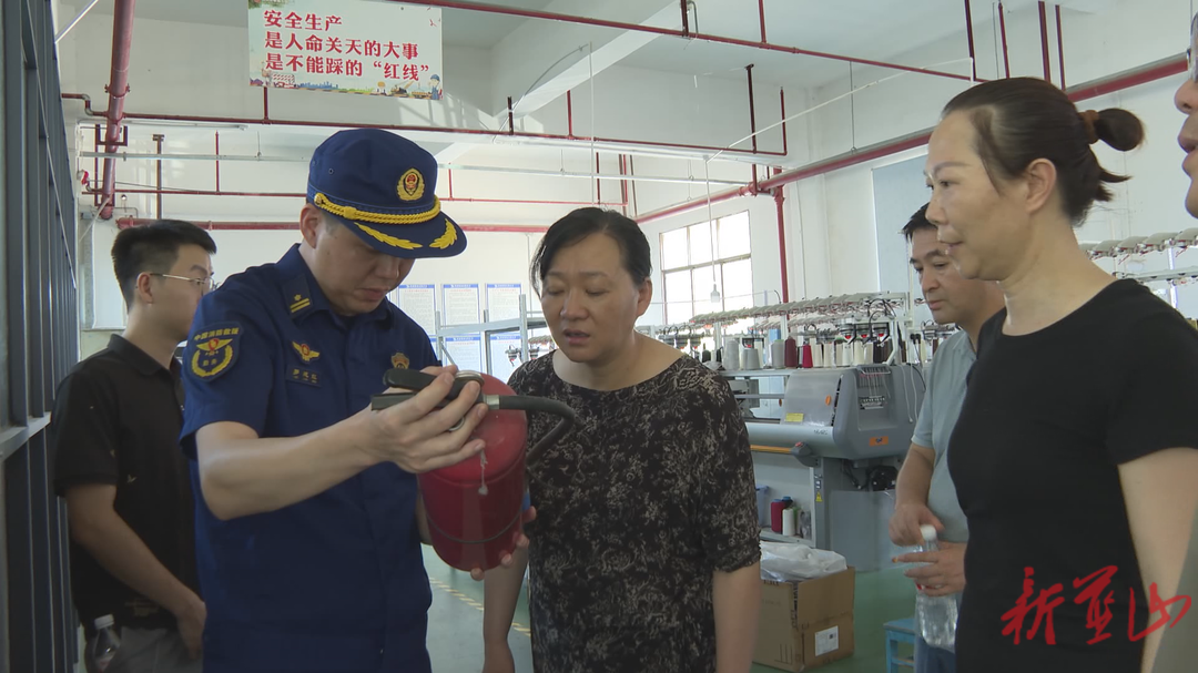 蓝山：邓群前往园区开展安全生产检查并召开“一主一特”产业发展会商会