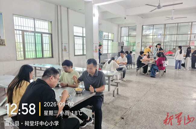 祠堂圩镇：检查校园食品安全并陪餐守护学生“舌尖安全”