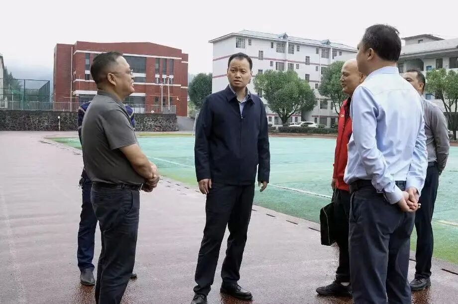 蓝山：曾艺调研乡镇中学教育工作