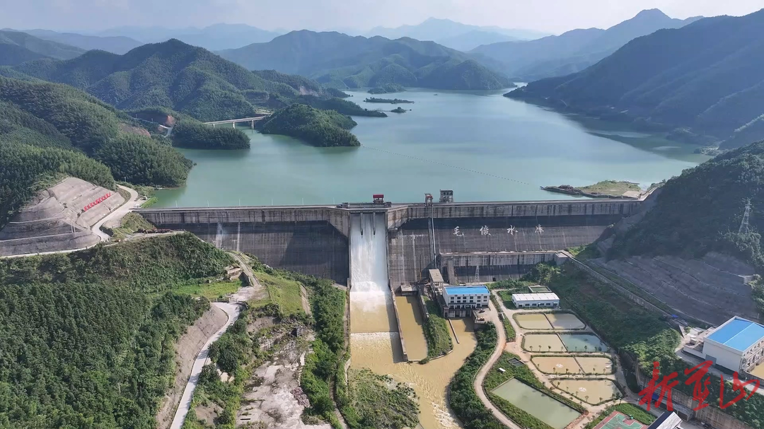 蓝山县毛俊水库：科学开闸泄洪  筑牢安全屏障