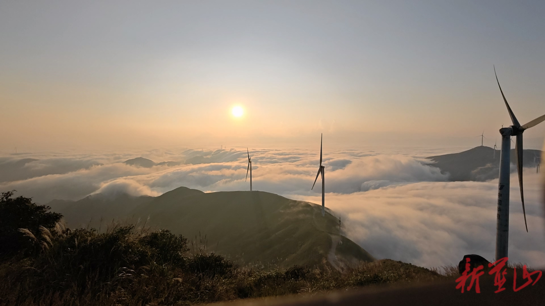 美丽蓝山：风起雾散  青山见影