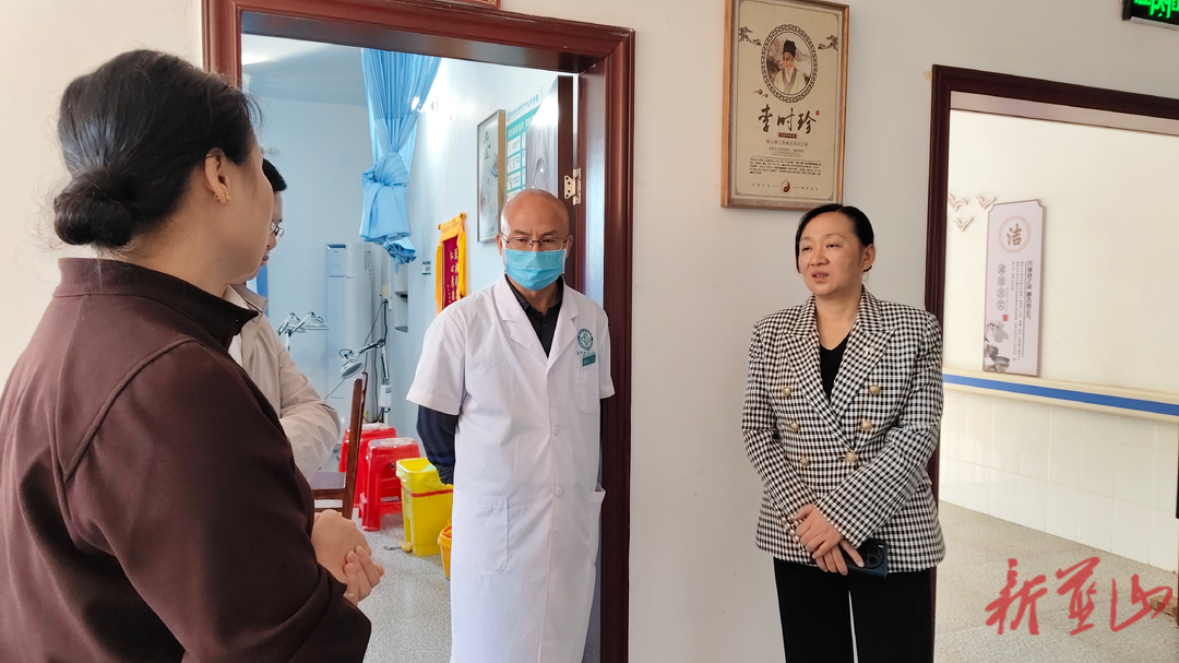 蓝山：邓群到乡镇调研基层医疗服务能力提升和队伍建设等工作