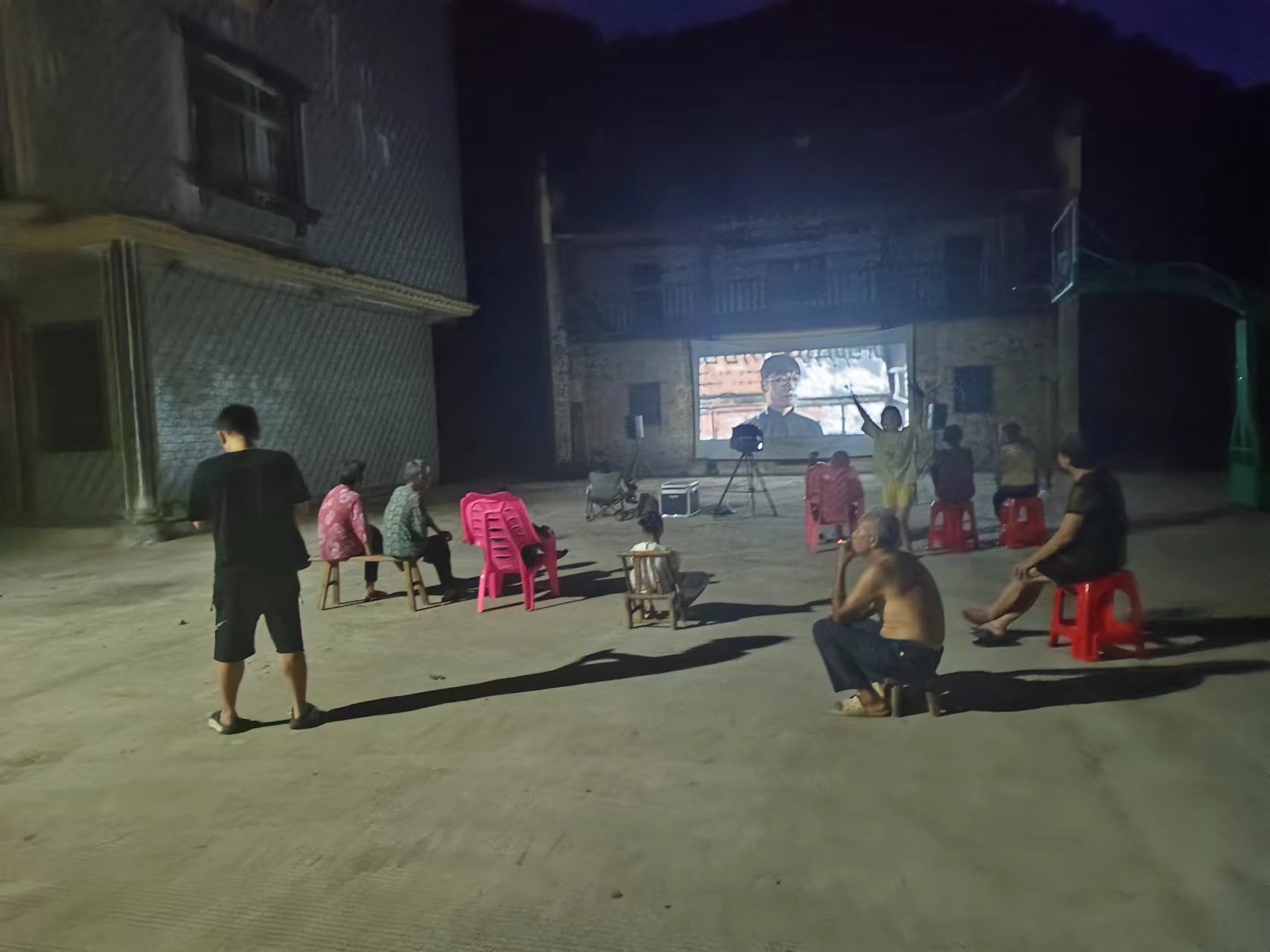 祠堂圩镇：夜幕下的文化“飨宴”  村民共享电影魅力