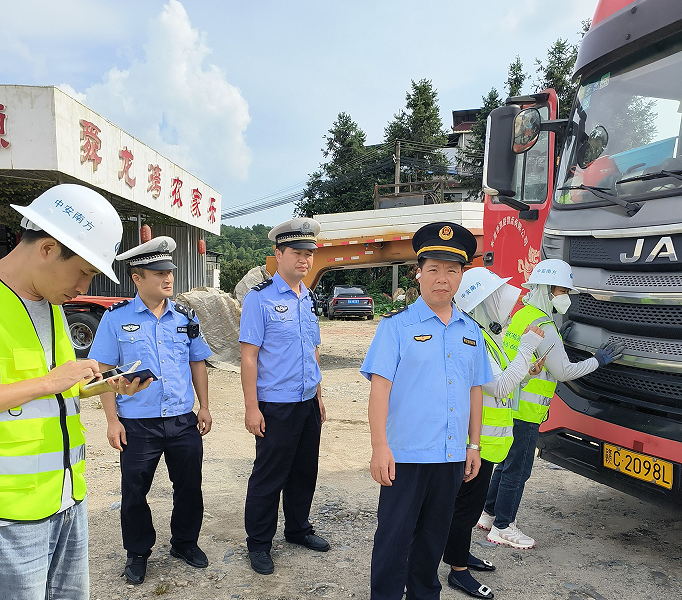 蓝山县开展柴油货车和非道路移动机械联合执法