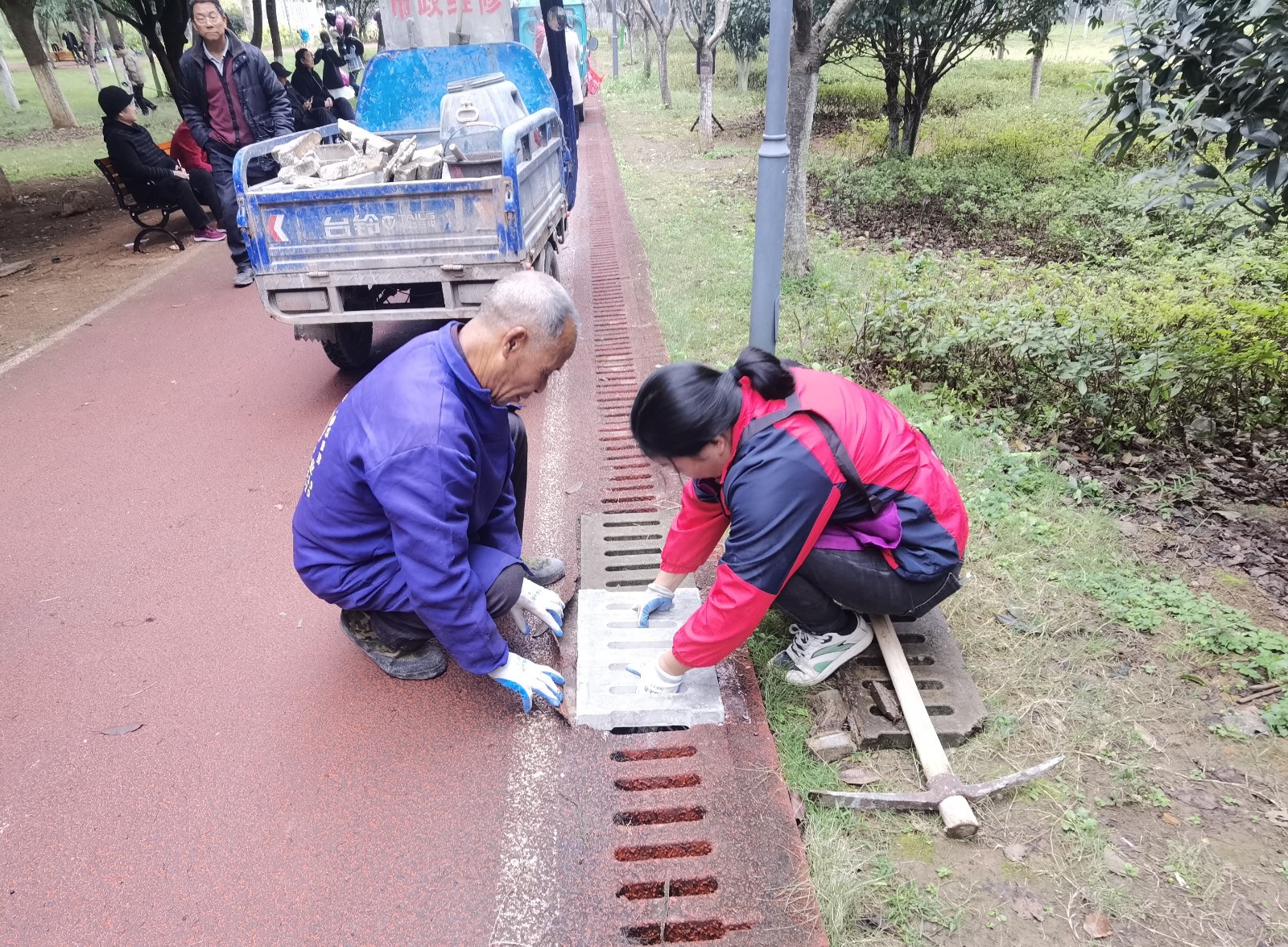 蓝山：精准维护植物园排水沟盖板 确保市民休闲散步更安全