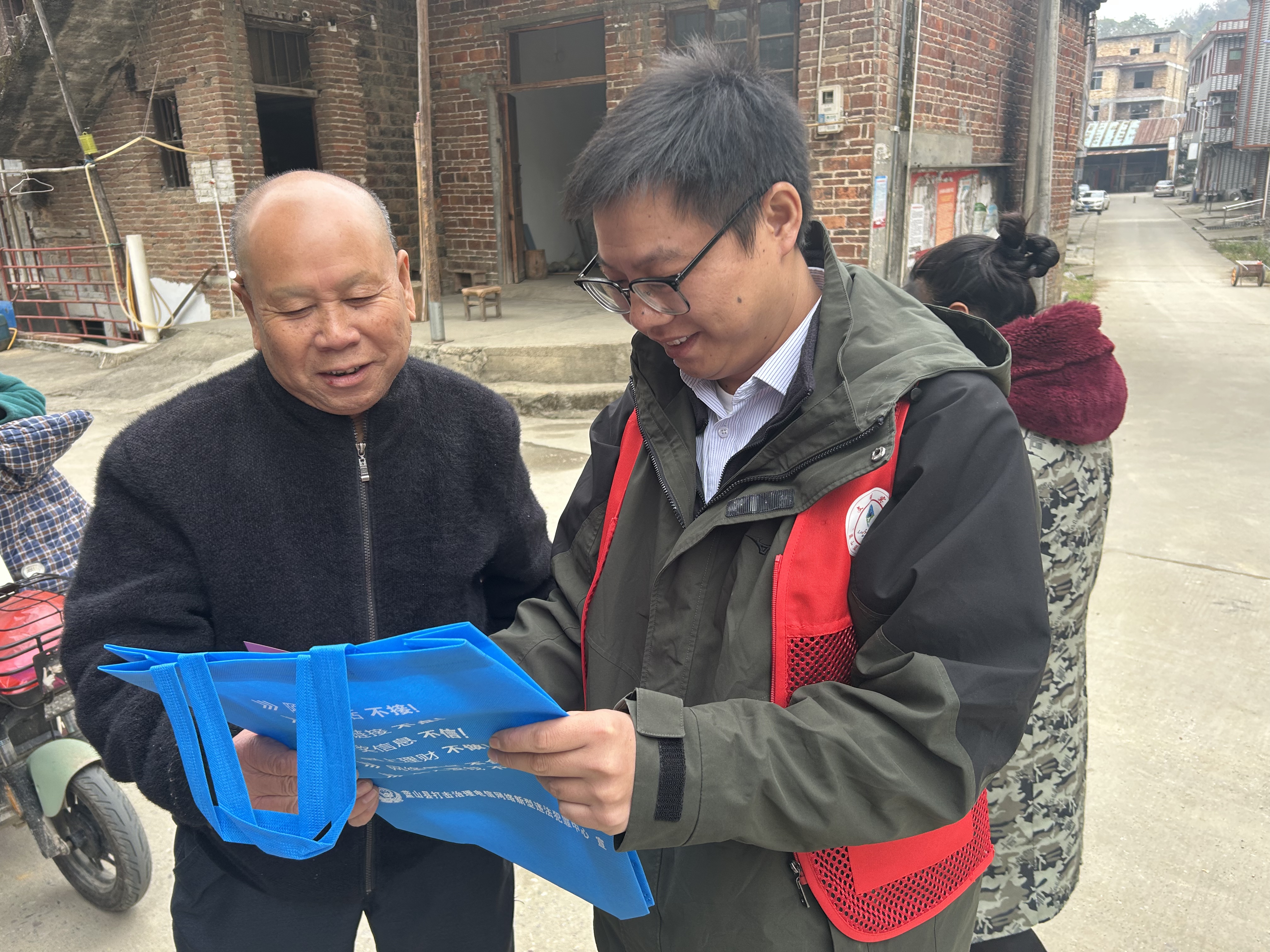 祠堂圩鎮(zhèn)東毛山聯(lián)村積極開展反電詐宣傳活動