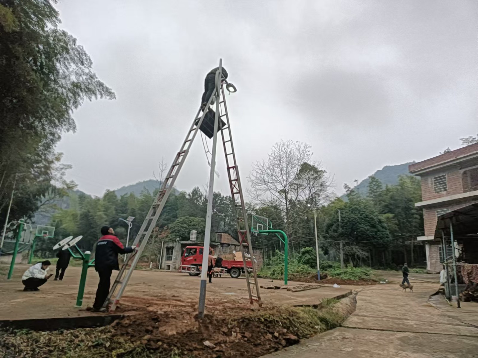 祠堂圩鎮(zhèn)坦頭村：路燈亮化暖民心 點亮鄉(xiāng)村振興路