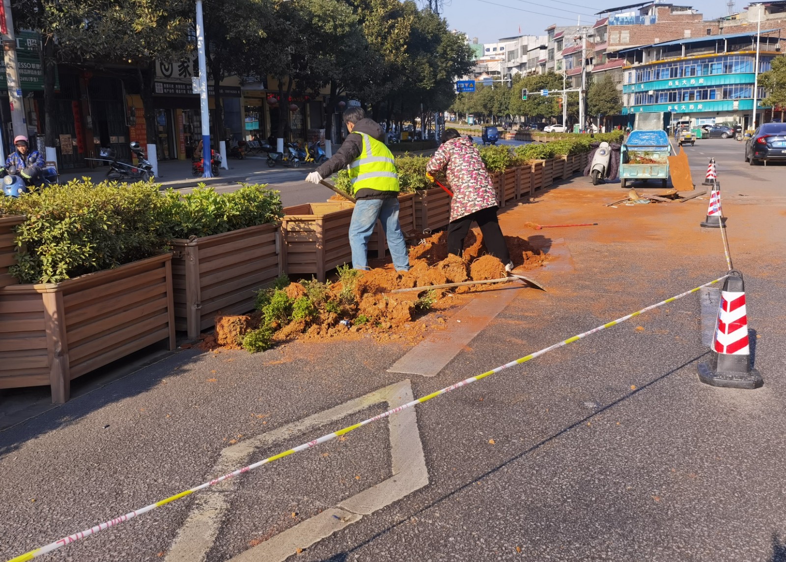 蓝山县城市管理和综合执法局及时维护损毁花箱保畅通