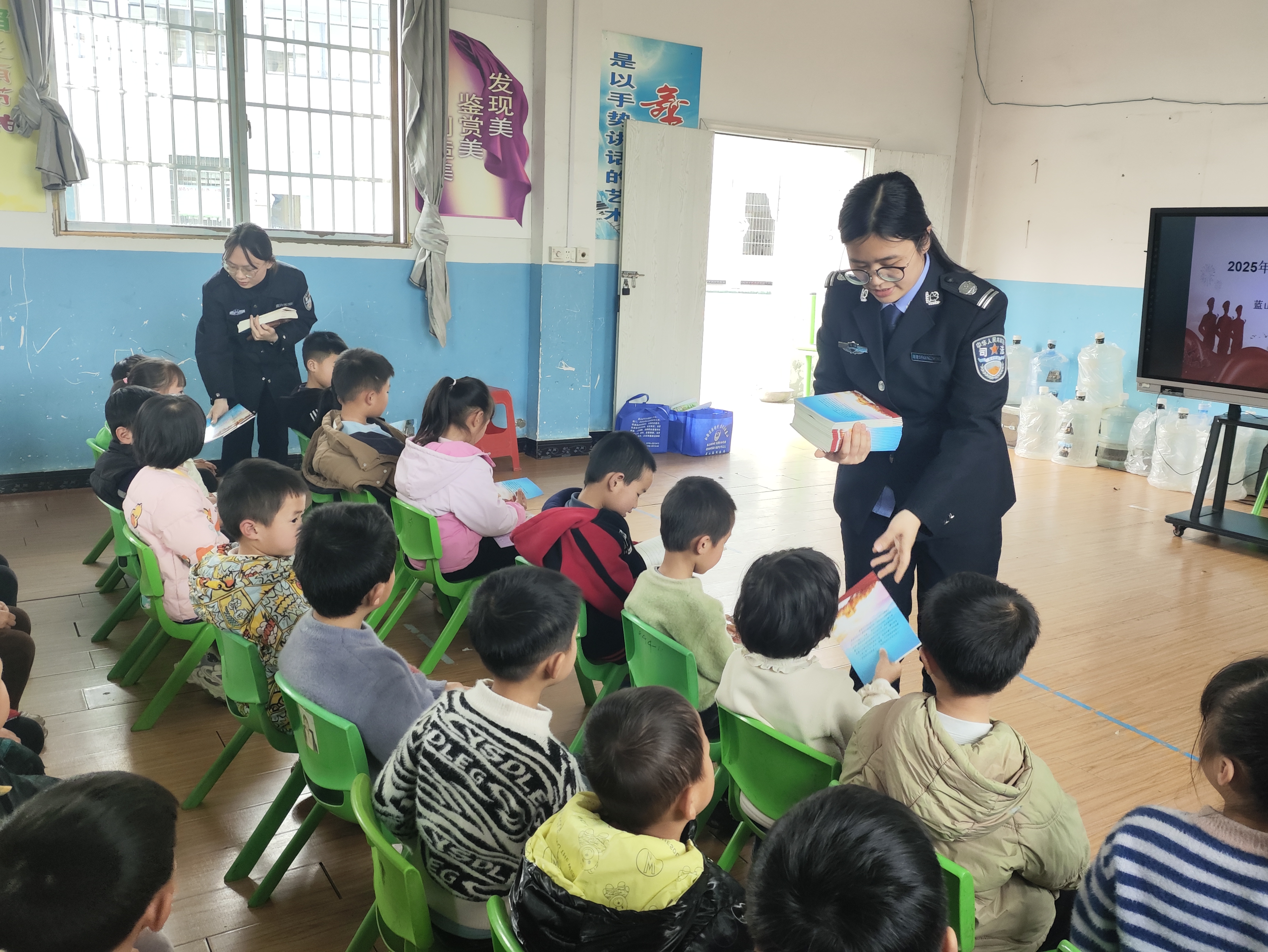 蓝山县司法局走进新圩中心幼儿园开展“法治润童心”普法宣讲活动