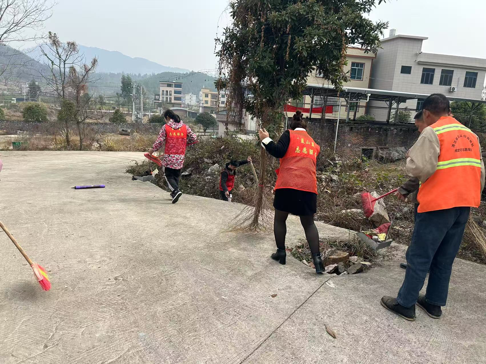 祠堂圩镇祠市村：干群齐动手 乡村焕新颜