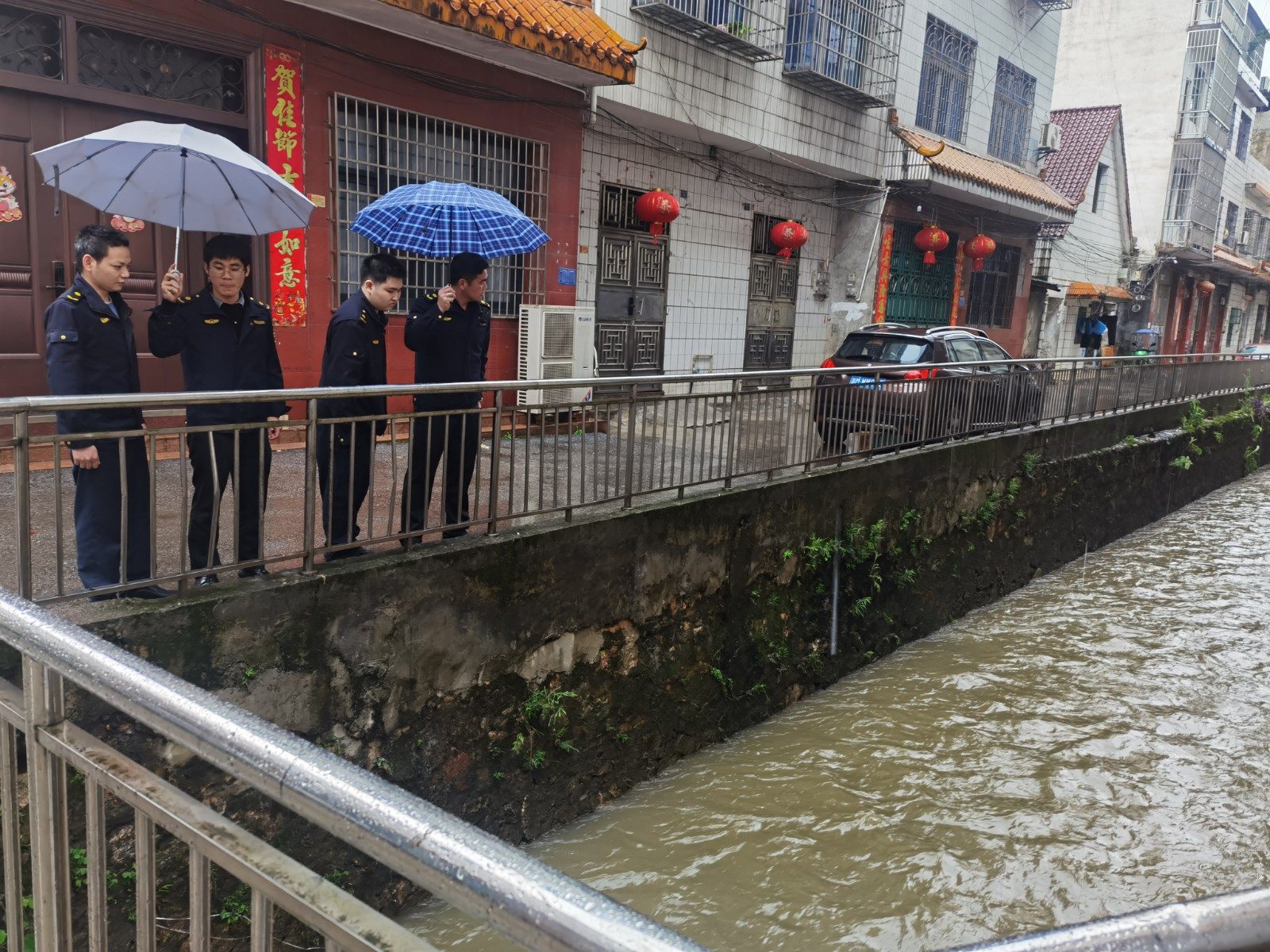 蓝山县城市管理和综合执法局紧急行动应对强降雨天气保畅通