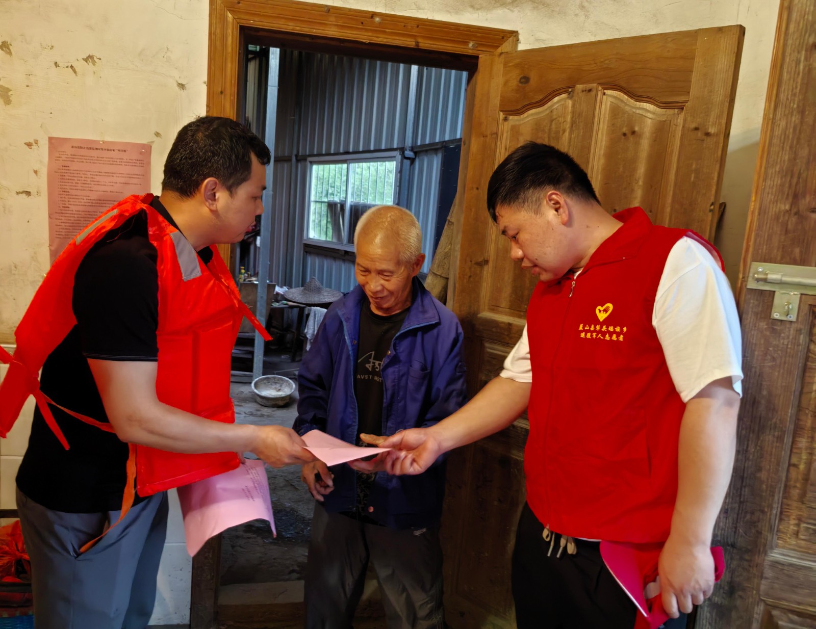 犁头瑶族乡扎实开展防汛“入户敲门行动” 筑牢群众安全防线