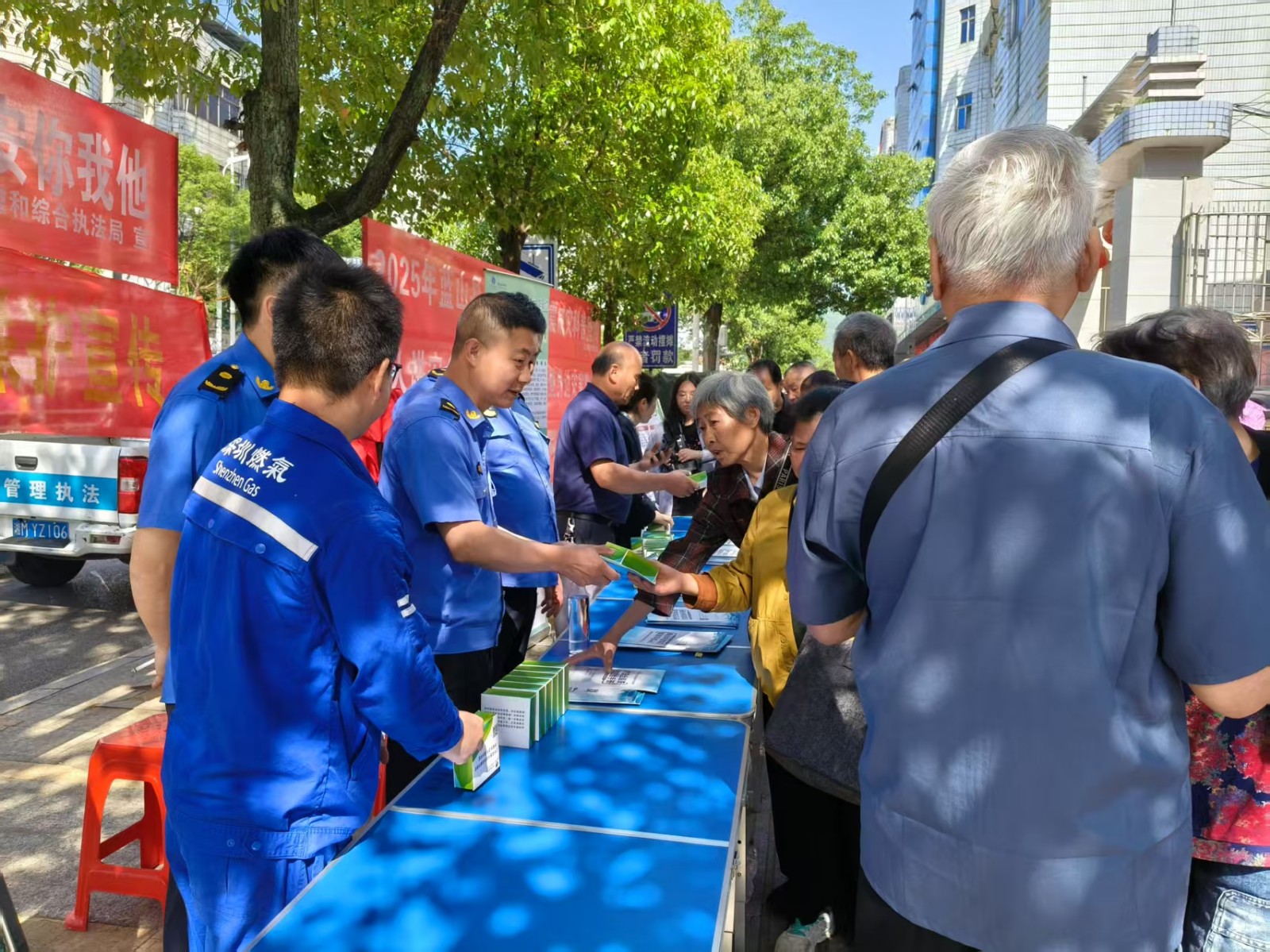 蓝山县城市管理和综合执法局开展“防灾减灾日”集中宣传咨询活动