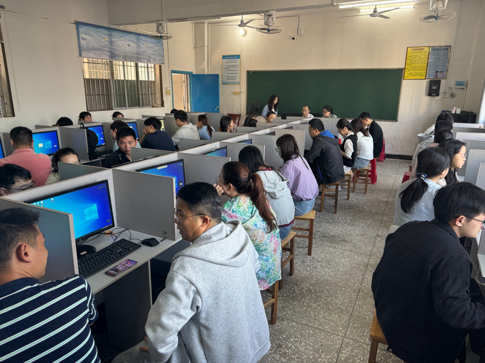 蓝山：举行信息科技教师实操培训 60余名信息科技教师共研教学实践