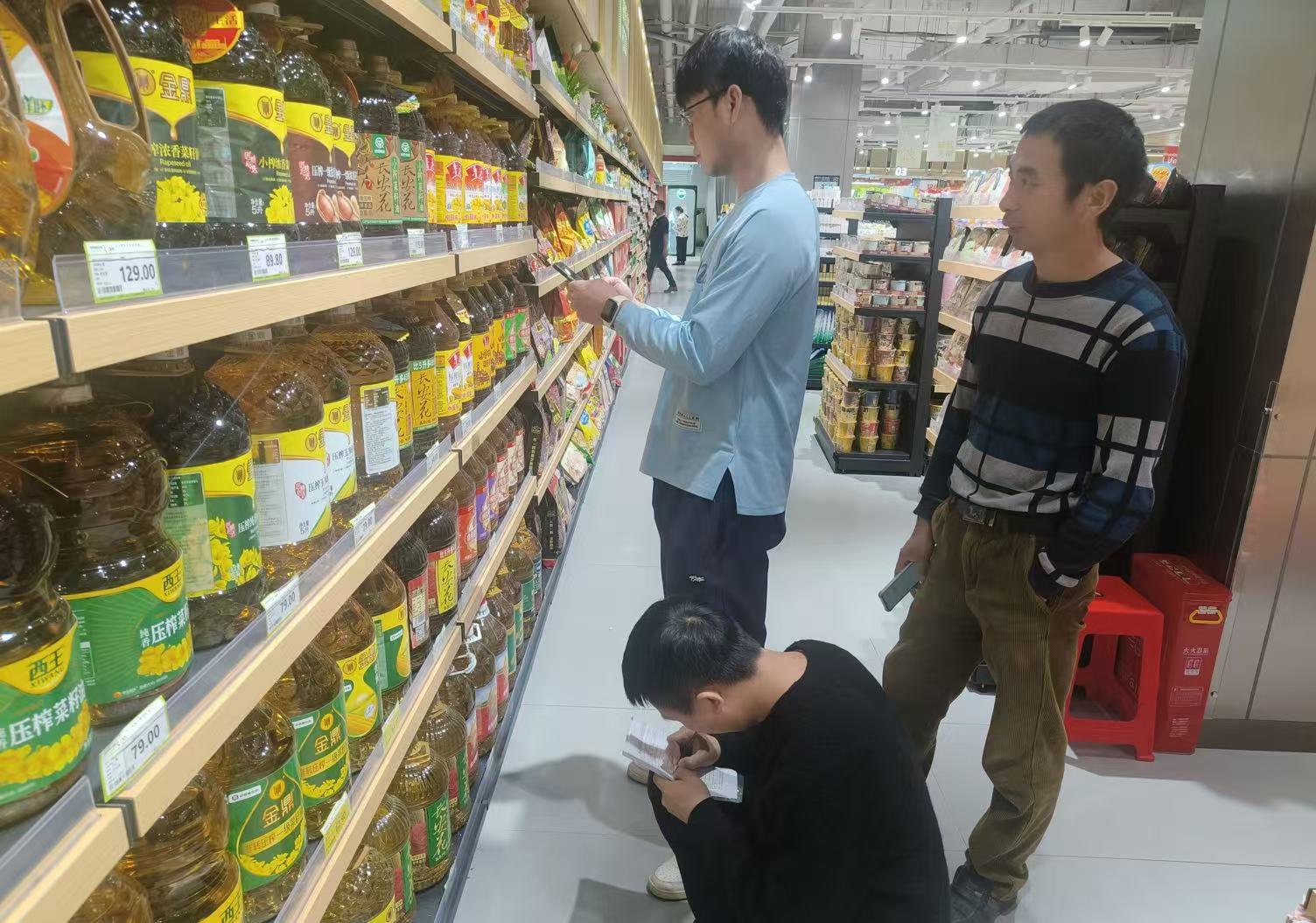 蓝山：跟进监督 拧紧食材询价“廉洁阀”