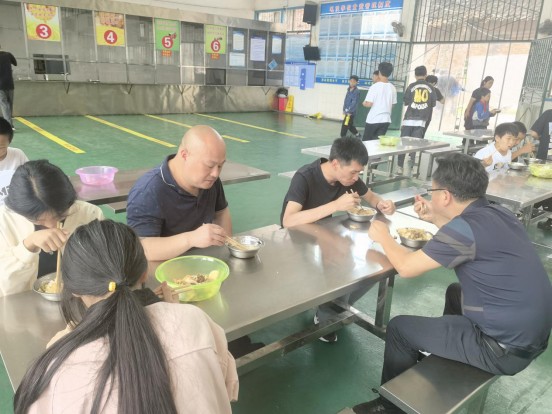毛俊镇：督导检查+陪餐体验 筑牢校园食品安全防线