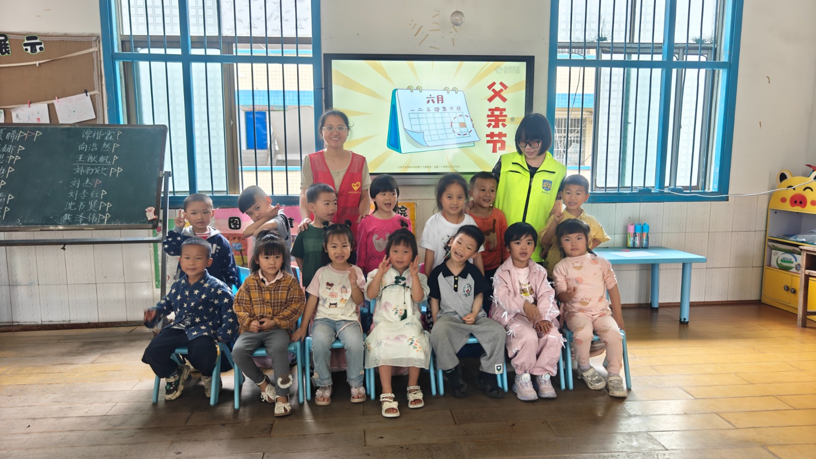 浆洞瑶族乡民政社工站开展“父爱如山 涂鸦传情”活动