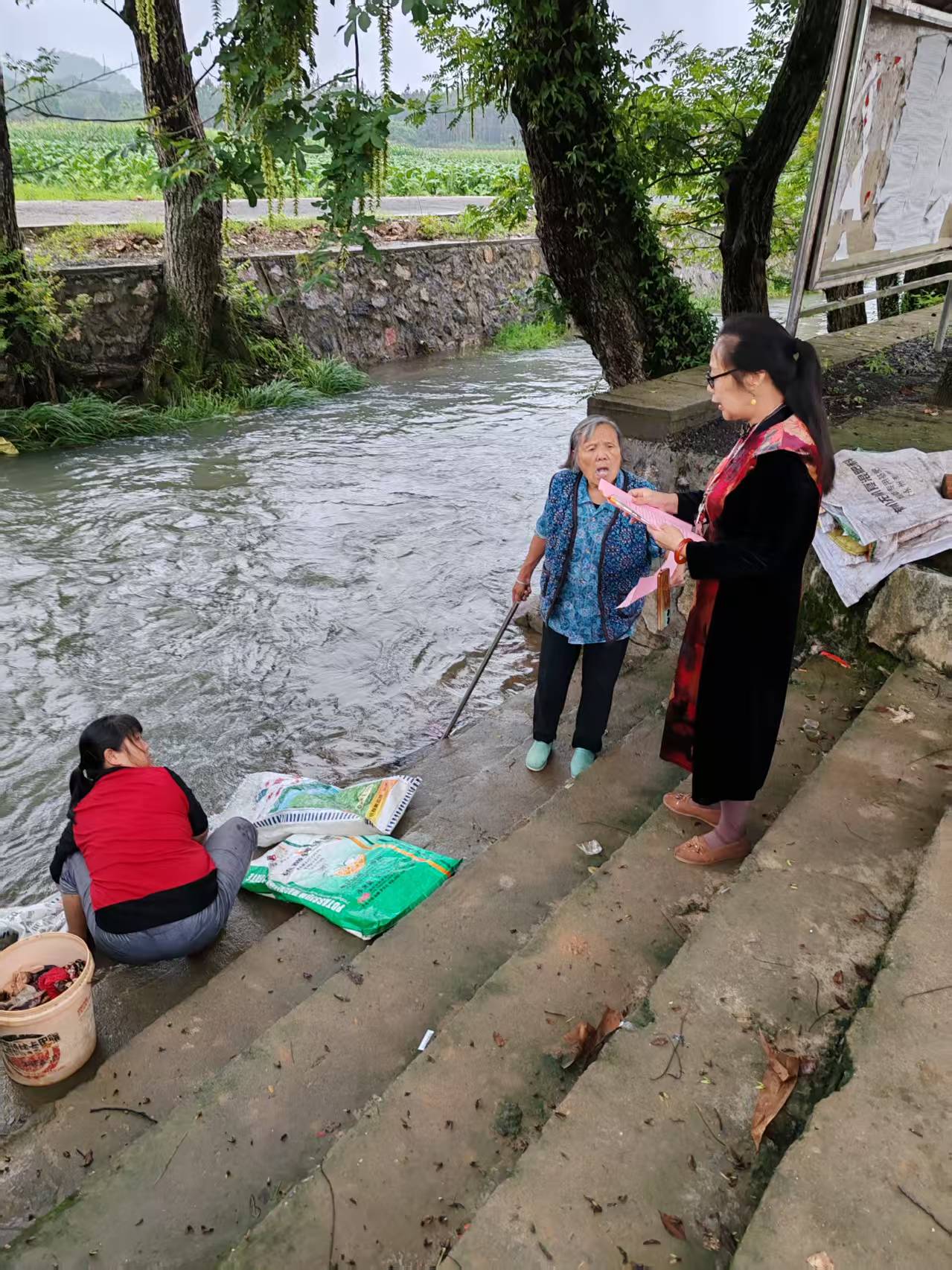 祠堂圩鎮(zhèn)藍(lán)屏村多措并舉開(kāi)展防溺水宣傳工作