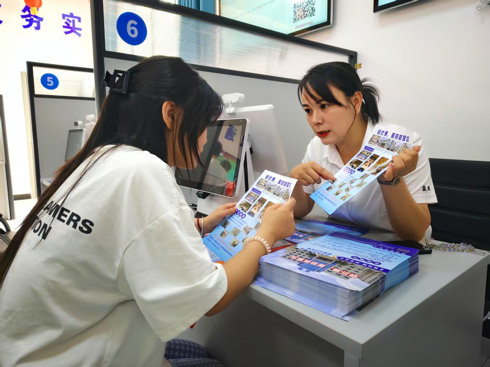 藍山縣組織開展中職學生進企參觀促就業(yè)活動