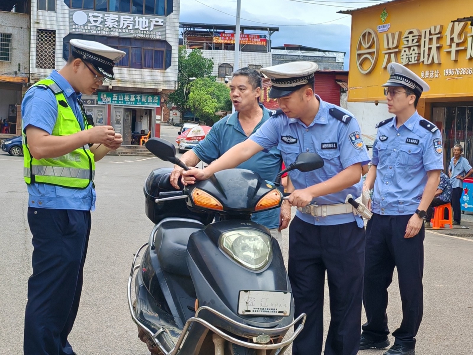 太平圩鎮(zhèn)聯(lián)合交警中隊開展道路交通安全專項執(zhí)法行動