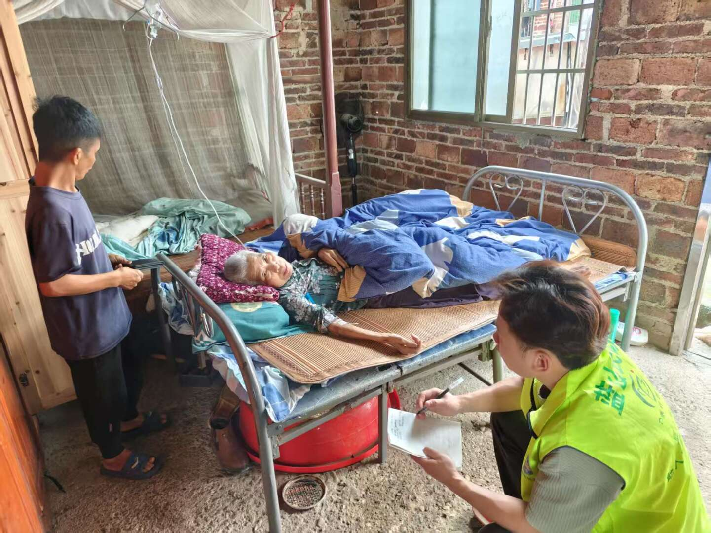 祠堂圩镇民政社工：入户走访 守护困难群众幸福线