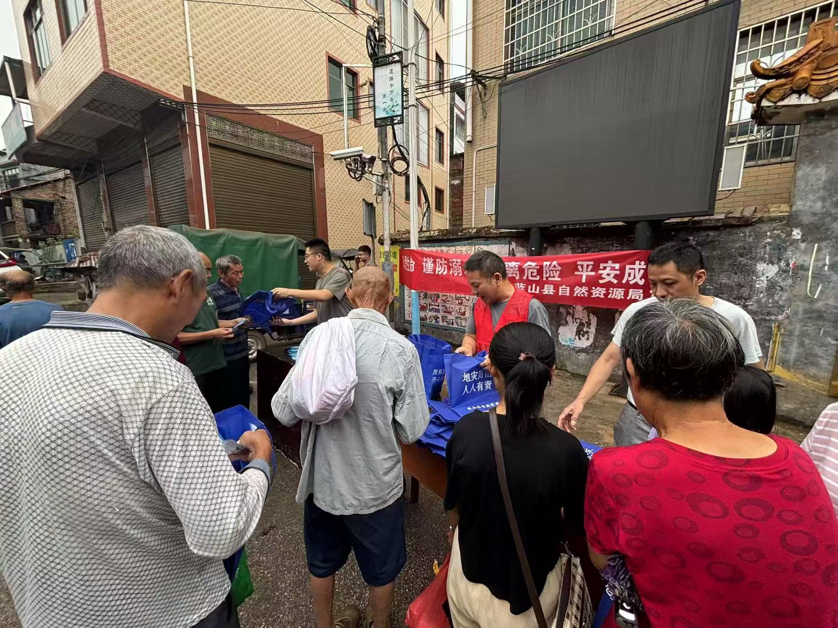 政協(xié)新圩委員工作室、新圩鎮(zhèn)團(tuán)委聯(lián)合藍(lán)山縣自然資源局開展防溺水宣傳活動