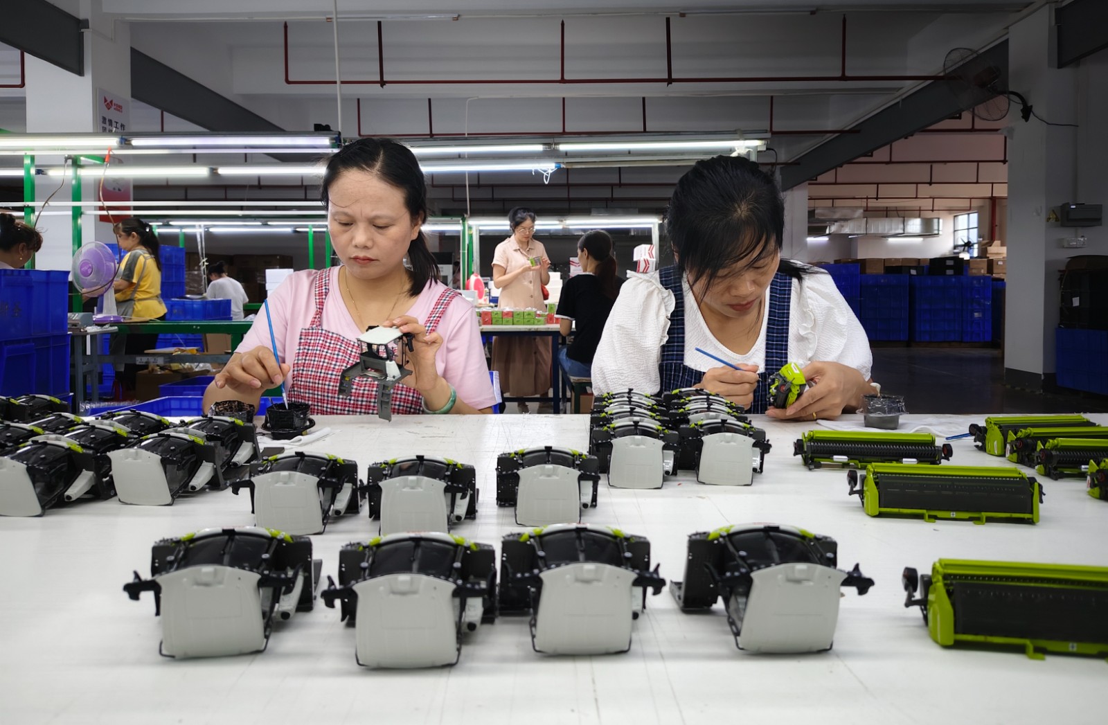 圖片新聞：藍(lán)山企業(yè)訂單旺 生產(chǎn)趕制忙