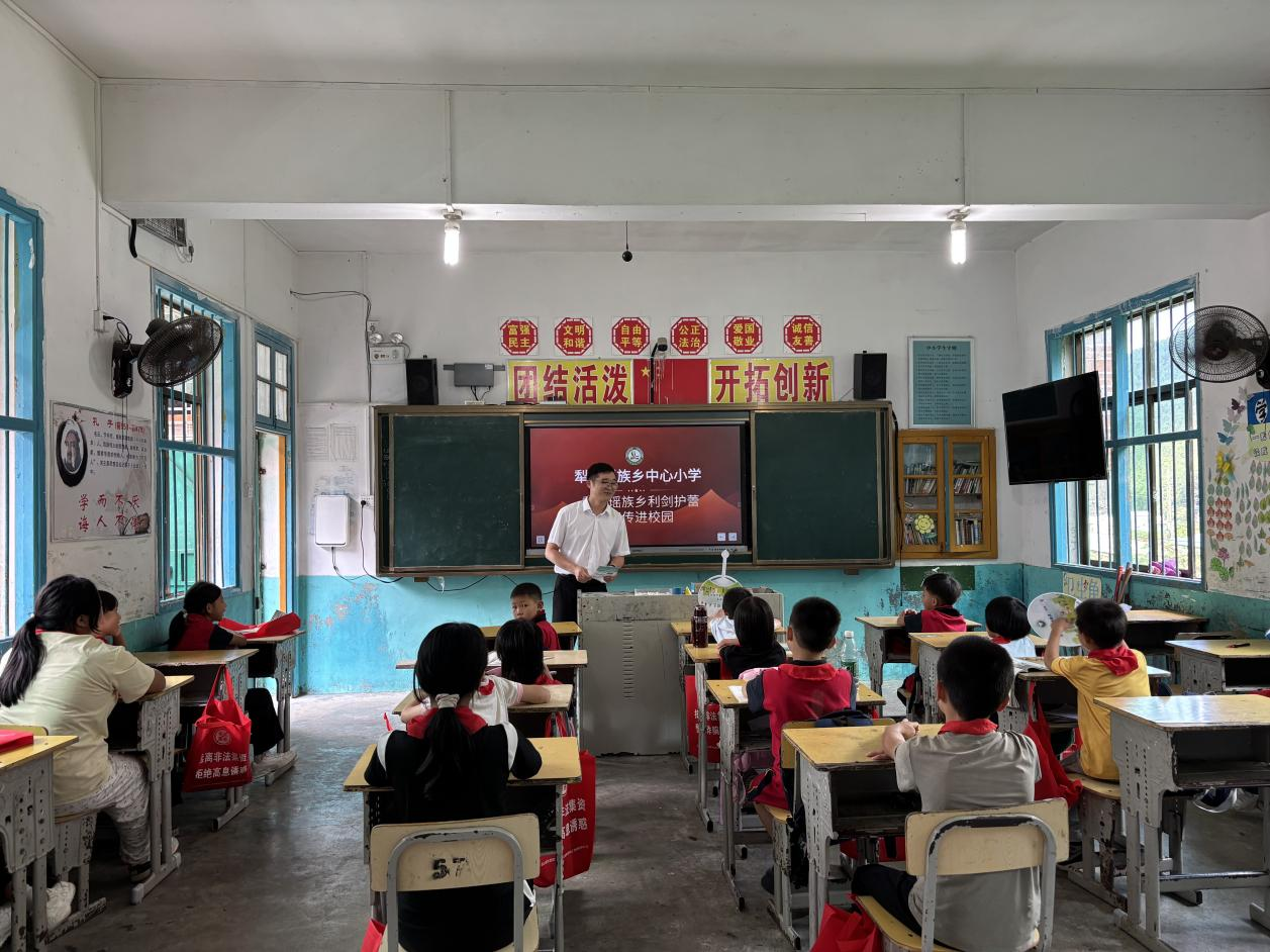 犁頭瑤族鄉(xiāng)：“花式”普法進(jìn)校園，守護(hù)“花蕾”笑開(kāi)顏