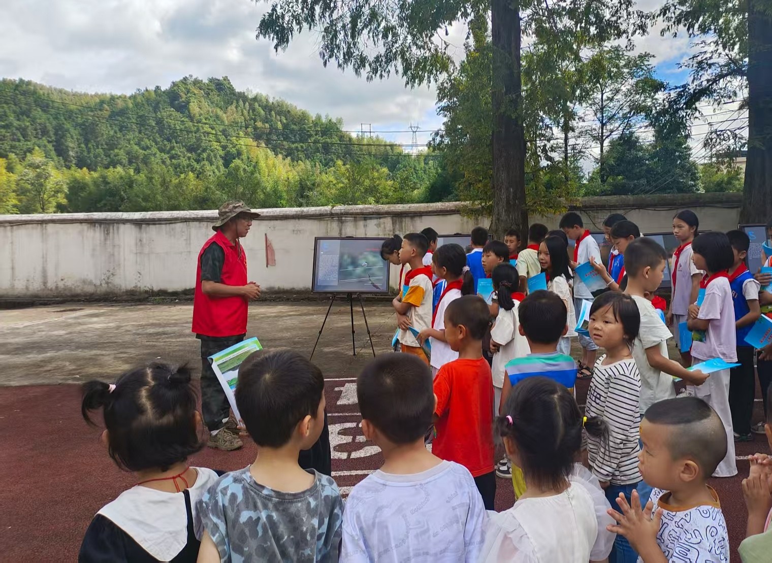 蓝山县科协走进浆洞瑶族乡中心小学开展科普宣讲活动